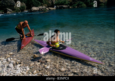 Mostar, Juni 1996', Ersad Humo Kanu fahren mit Freunden, 1996 Stockfoto