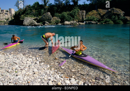 Mostar, Juni 1996', Ersad Humo Kanu fahren mit Freunden, 1996 Stockfoto