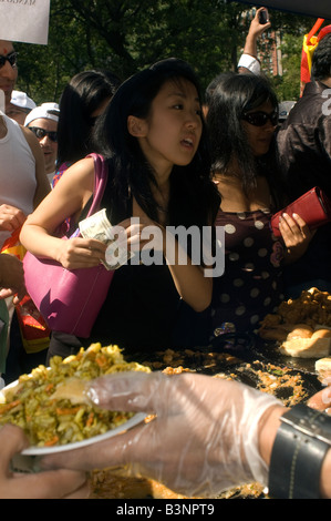 Paradegoers sind authentische indische Küche von Anbietern bei der Street fair nach der indischen Independence Day Parade serviert Stockfoto