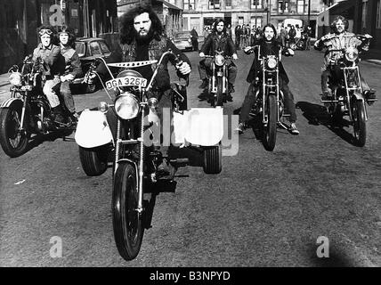 Billy Gordon reitet hausgemachte Dreirad in Glasgow Mai 1972 zusammen mit Kolleginnen und Kollegen der Blue Angels Bande Hells Angels Biker Mode Subkultur Stockfoto