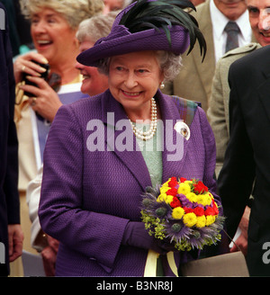 Schottische Parlament Eröffnungsfeier Juli 1999 Queen ELizabeth erhält Distel Posy nach der Zeremonie Stockfoto