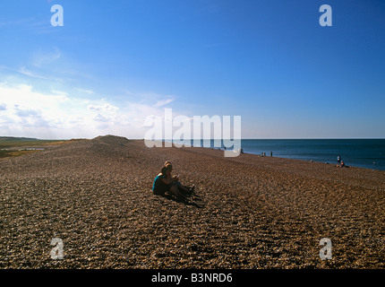 Lange hohe Bank von Kies am Salthouse an der North Norfolk Küste schützt das Brackwasser niedrigen Moor aus dem Meer Stockfoto