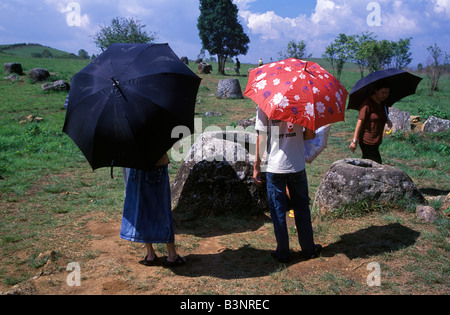 Besucher Inspektion Gläser auf Seite 1 in Plain of Jars, Xieng Khoung, Laos. Stockfoto