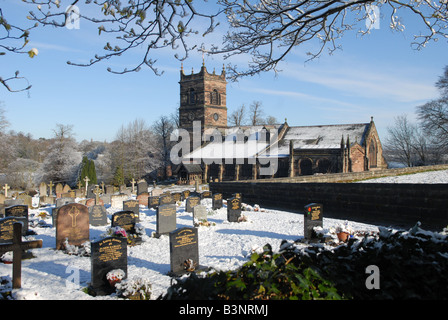 Pfarrkirche der Heiligen Maria ist in Rostherne Dorf nahe Knutsford, Cheshire an einem verschneiten Morgen April 2008 Stockfoto