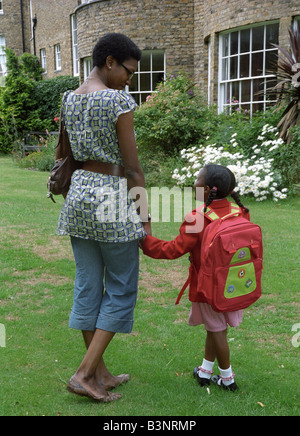 Schwarzen Mutter und Tochter von der Schule nach Hause gehen Stockfoto