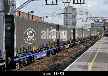 Stratford East London Ford Container auf Güterzug Stockfoto