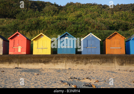 Linie der Strandhütten herzlich von der frühen Morgensonne beleuchtet. Stockfoto