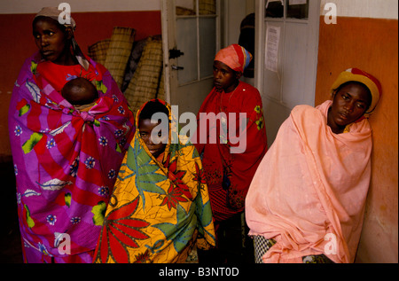 BURUNDIS ETHNISCHE KONFLIKTE ", NOVEMBER 1993.  KERIMBA KRANKENHAUS, BUWERU PROVINZ. MUTLOS HUTUS IM KRANKENHAUS. Stockfoto