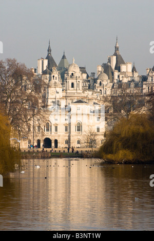 Blick über St. James's Park in London mit Blick auf Horse Guards Road aus über See Stockfoto