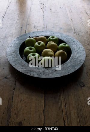 Äpfel und Birnen in Metall Obstschale auf Küchentisch Kiefer Stockfoto