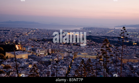 Ansicht von Athen aus Likavitos-Hügel in der Abenddämmerung, Griechenland Stockfoto