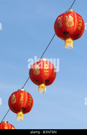 Roten chinesischen Neujahr Laternen gegen blauen Himmel Stockfoto