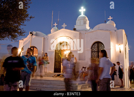 Touristen vor Kapelle des Heiligen Georg auf Likavitos-Hügel, Athen, Griechenland Stockfoto