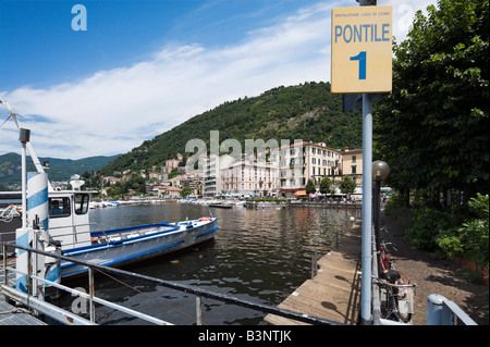 Ferry Docks am Seeufer am Comer See, Comer See, Lombardei, Italien Stockfoto