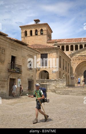 Ein Pilger zu Fuß durch Santillana del Mar auf dem Weg nach Santiago De Compostela Kantabrien Spanien Stockfoto