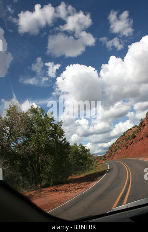 klaren Sie blauen Himmel und hellen Wolken fahren auf der Autobahn in Richtung Jemez Bergen New Mexico, USA Stockfoto