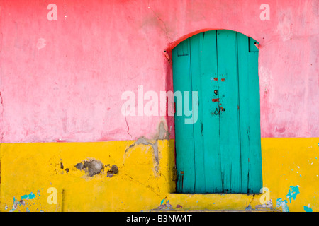 Eine Wand und Tür getragen und gesäumt von im Laufe der Zeit ist dies eine typische Art von Farbe auf die koloniale Architektur der verwendet Stockfoto