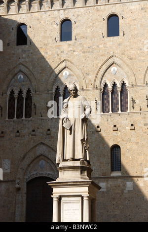 Statue von Sallustio Bandini vor Palazzo Salimbeni, Siena, Italien August 2008 Stockfoto