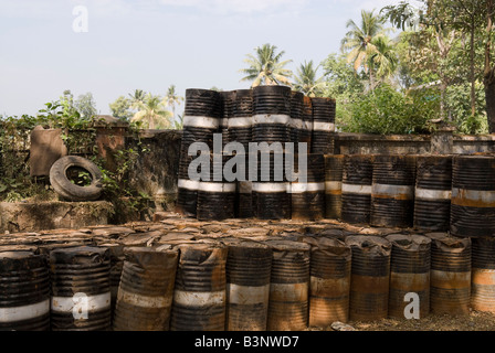 Öl-Trommeln am Straßenrand, Kerala, Indien Stockfoto