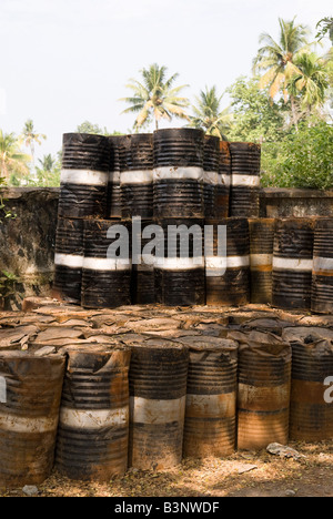 Öl-Trommeln am Straßenrand, Kerala, Indien Stockfoto