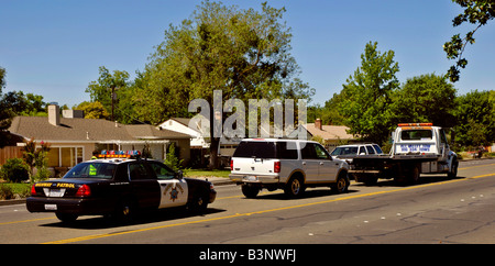 SUV wird nach einem Sturz durch ein Strommast abgeschleppt Stockfoto
