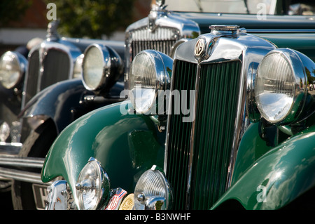 Oldtimer Vintage MG, Rover und Morris zeigt Heizkörper Features und Radkästen Stockfoto
