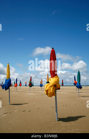 Juli 2008 - bunte Sonnenschirme am Strand in Deauville Normandie Frankreich Stockfoto