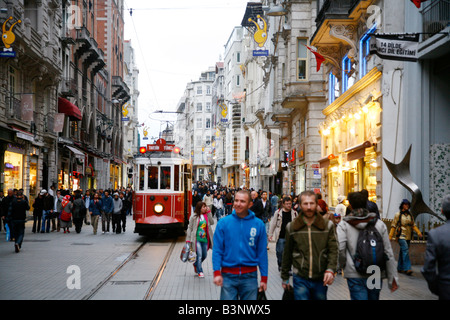 Mai 2008 - Istiklal Caddesi Istanbul s Haupteinkaufsstraße in Beyoglu Viertel Istanbul Türkei Stockfoto