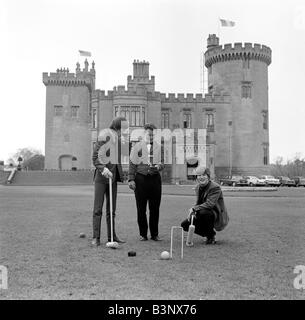 Die Beatles März 1964 John Lennon und George Harrison spielen Krocket auf dem Gelände des Dromoland Castle in Irland Stockfoto