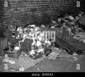 Pop Gruppe Beatles November 1963 Nacht Aufnahmen von fans einen Schlaf Schlange stehen am Newcastle Upon Tyne, ihre Idole zu sehen Stockfoto