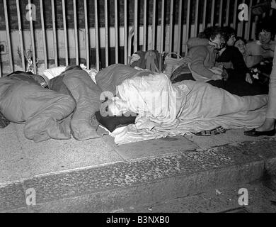 Pop Gruppe Beatles November 1963 Nacht Aufnahmen von fans einen Schlaf Schlange stehen am Newcastle Upon Tyne, ihre Idole zu sehen Stockfoto