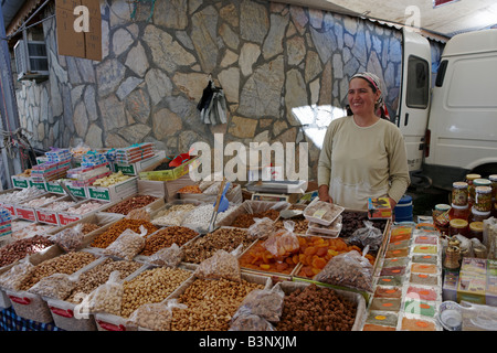 Frau verkauft Nüssen und getrockneten Früchten am Dienstag Markt in Fethiye. Provinz Mugla, Türkei. Stockfoto