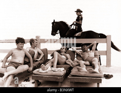 USA Vereinigte Staaten von Amerika Florida Miami The Miami Strand Kriminalität Patrouille Einheit Sergeant Shirley Fagan auf dem Pferderücken hält ein wachsames Auge auf Urlauber April 1981 Stockfoto