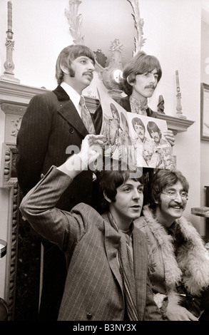 Die Beatles auf einer Pressekonferenz zu ihrem neuen starten aufzeichnen 1967 L R Top Ringo Starr George Harrison L R unten Paul McCartney Stockfoto