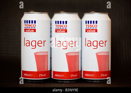 Dosen von Tesco Value Lager Stockfoto