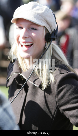 Zara Phillips kommt beim Cheltenham Festival März 2005 im Gespräch mit Radio 5 Live Stockfoto