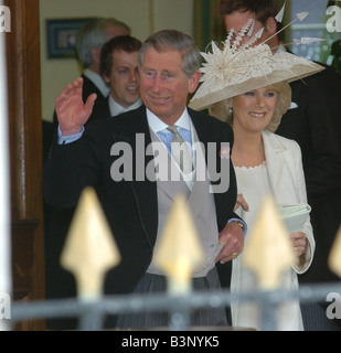 Die Hochzeit von Prinz Charles und Camilla Parker Bowles in Windsor Guildhall am 9. April 2005 Charles und Camilla verlassen Stockfoto
