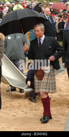 Charles und Camilla Öffnen der neue Kinderspielplatz in Ballater Schottland April 2005 Prince Of Wales öffentlichen Auftritt auf ihrer Hochzeitsreise Kilt und Anzug mit Krawatte Highland Kleidung Mode Jacke Stockfoto