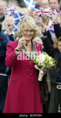 Charles und Camilla Öffnen der neue Kinderspielplatz in Ballater Schottland April 2005 Prinzessin Consort Public Auftritt auf ihrer Hochzeitsreise Fushia rosa Mantel Kleid mit Tartan Trimmen des Halsbandes Highland Kleidung Mode Union Jack Fahnen winken in die Backgound-Mirrorpix der 2000er Jahre Stockfoto