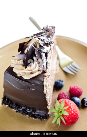 Mousse au Chocolat Kuchen auf dem Silbertablett serviert Stockfoto