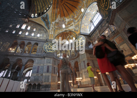 Touristen in der Hagia Sophia, Istanbul, Türkei Stockfoto