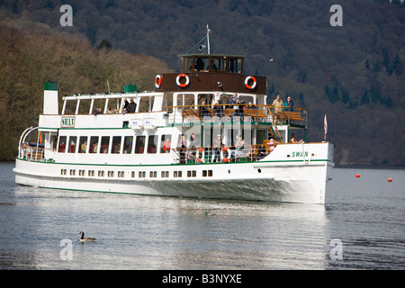 MV Swan kommen neben an der Bowness on Windermere See Stockfoto