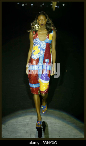 London Fashion Woche September 2003 London Woche Modedesignerin Tata Naka Bekleidung Mode Laufsteg Modelle anzeigen Stockfoto