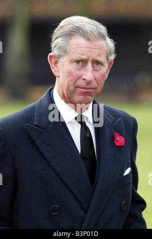 Großbritannien s Prince Of Wales besucht The Royal Hospital Chelsea London nach Hause die Chelsea-Rentner für den traditionellen jährlichen Service der Erinnerung Mittwoch, 12. November 2003 gesellte sich Prinz Charles ehemaliger Premierminister John Major für die feierliche Zeremonie zu jener gedenken, die im Konflikt gestorben Stockfoto