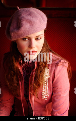 Laura Modellierung Schnickschnack und Ohnmacht Mode Imcluding Pick Jacke und Hut mit Perlen, Februar 2002 Stockfoto