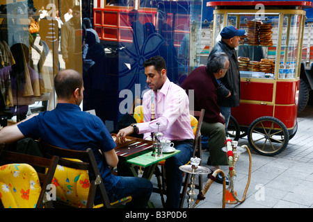 Mai 2008 - Leute sitzen in einem Café im Freien in der Nähe von Istiklal-Straße-Istanbul-Türkei Stockfoto