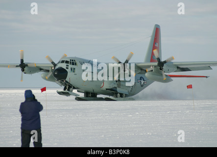 Ski-ausgestatteten Lockheed LC-130 Hercules-Flugzeuge abheben von den Skiway im Pine Island Umfrage Camp in der Antarktis. Stockfoto