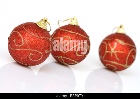 Feier-Objekte drei Christams Kugeln isoliert auf weiss Stockfoto