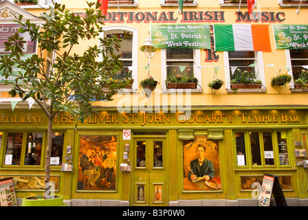 Flaggen wehen außerhalb der Oliver St. John Gogarty Bar in Temple Bar, Dublin, Irland Stockfoto