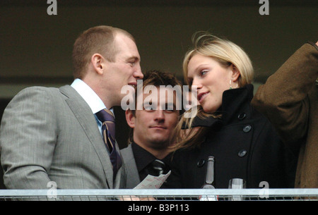 Zara Phillips kommt beim Cheltenham Festival März 2005 sie Freund Mike Tindall einen Kuss gibt Stockfoto